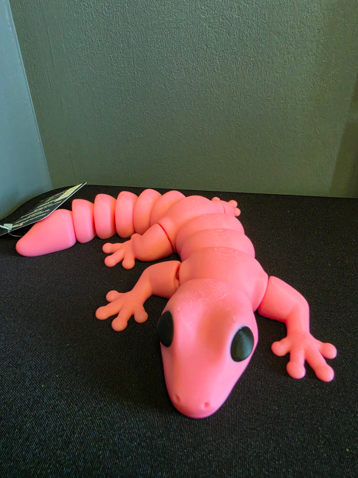 Robust articulated Gecko toy by Zou3D, available in Pink, Green or Blue