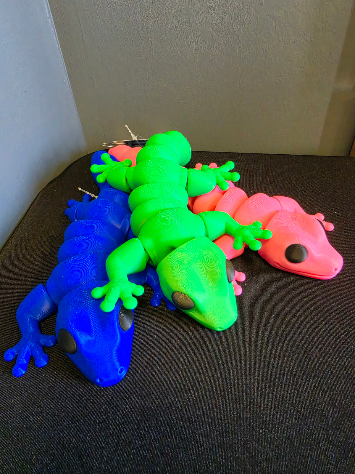 Robust articulated Gecko toy by Zou3D, available in Pink, Green or Blue