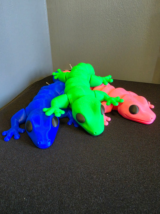 Robust articulated Gecko toy by Zou3D, available in Pink, Green or Blue
