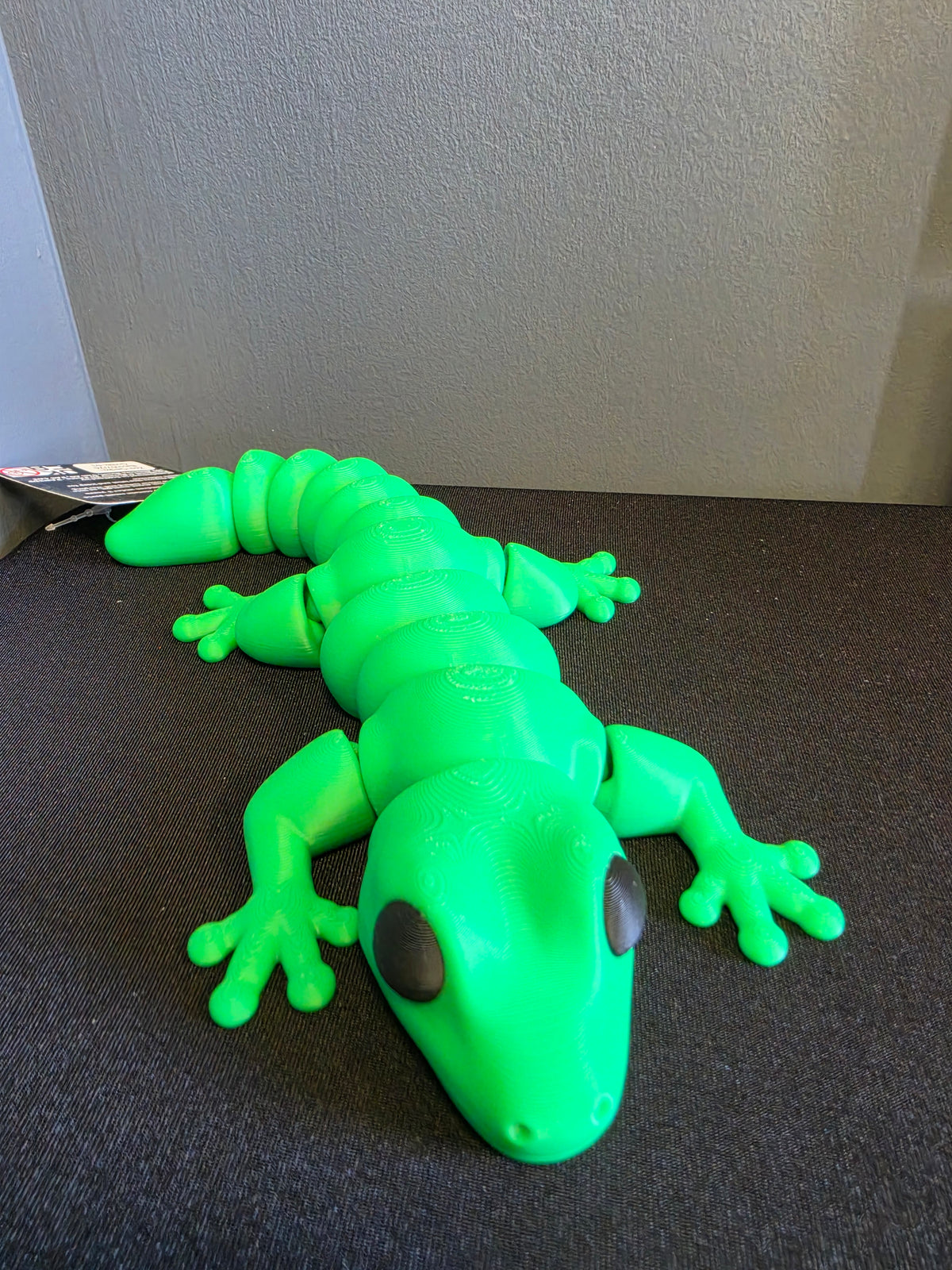 Robust articulated Gecko toy by Zou3D, available in Pink, Green or Blue